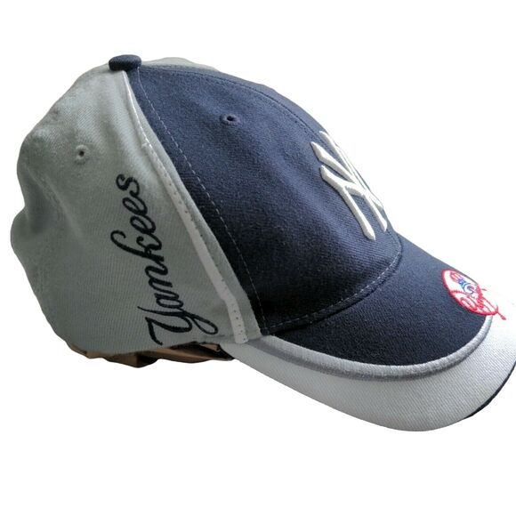 New York Yankees MLB Twins Enterprise Embossed Strapback Baseball Hat Cap Y2K - Picture 2 of 11